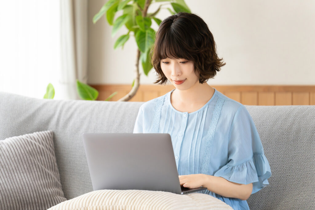 主婦が自宅で副業している様子